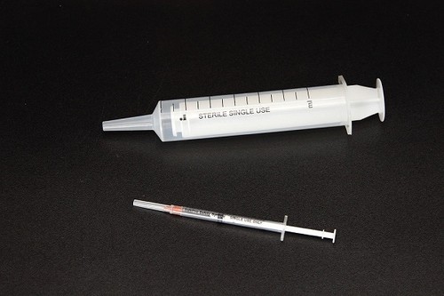 Producen jeringas de uso médico a partir de residuos la industria de la salud