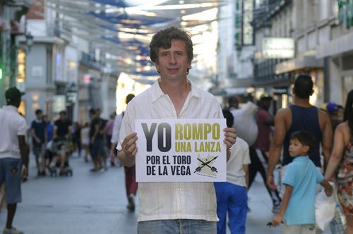 Actores y cantantes rompen una lanza por el Toro de la Vega
