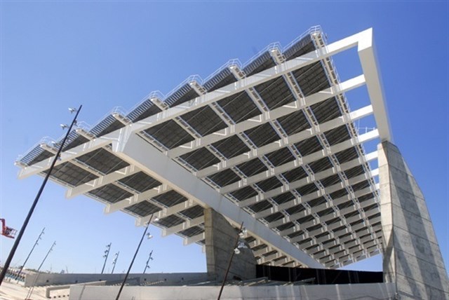Barcelona ya dispone de 12 pérgolas fotovoltaicas para generar energía pública