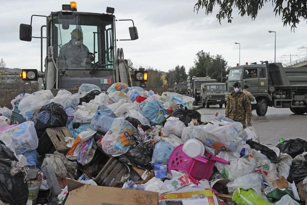 El Gobierno italiano envía de nuevo al Ejército para liberar a Nápoles de las basuras