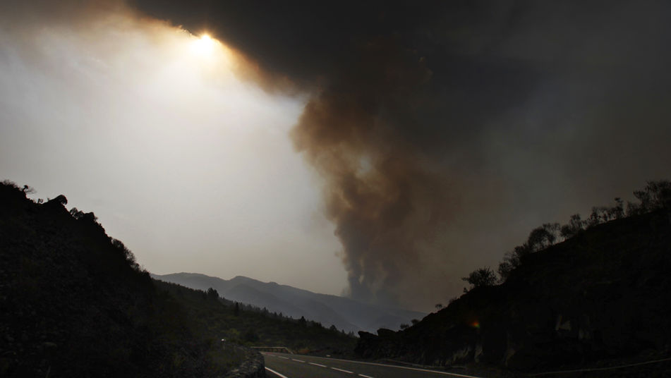 Medios terrestres y aéreos trabajan en un nuevo fuego declarado en la isla de Tenerife