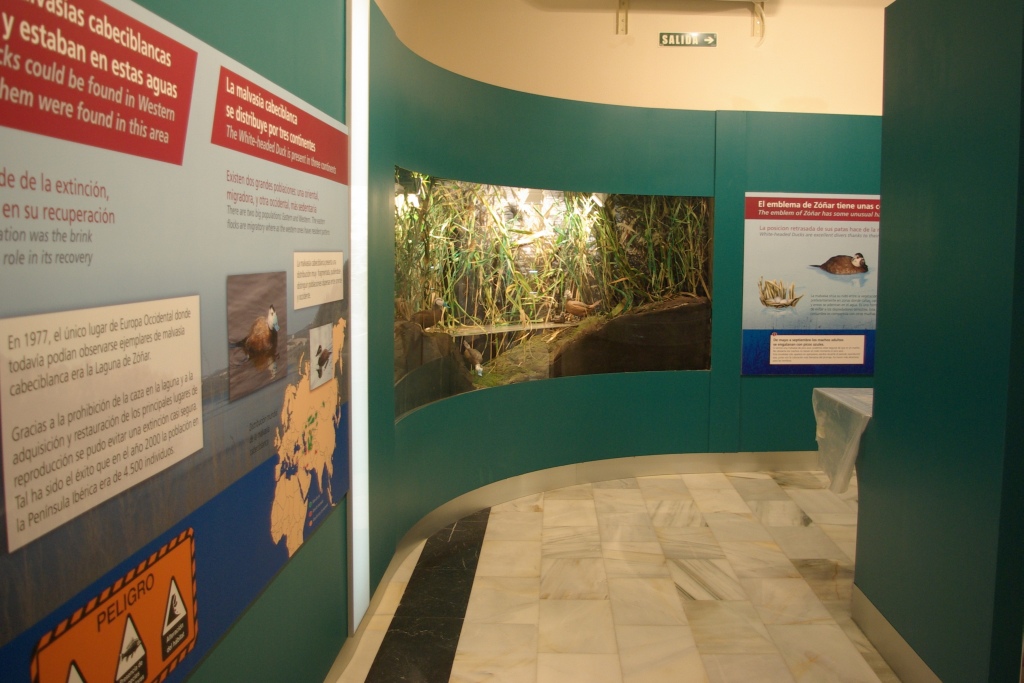 El Centro de Visitantes Laguna de Zóñar acoge la exposición fotográfica Luces y Sombras de la Campiña