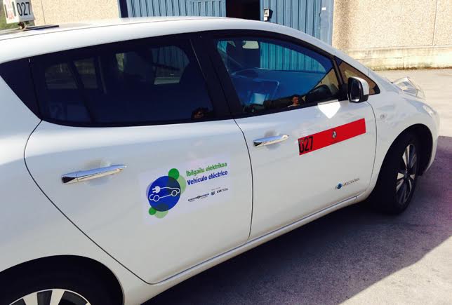 Bilbao subvencionará con 10.000 euros a los profesionales que sustituyan su taxi por uno eléctrico