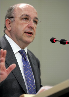 Almunia dice que lo de Japón "paraliza" las apuestas por la energía nuclear hasta ver cómo se resuelve esa crisis