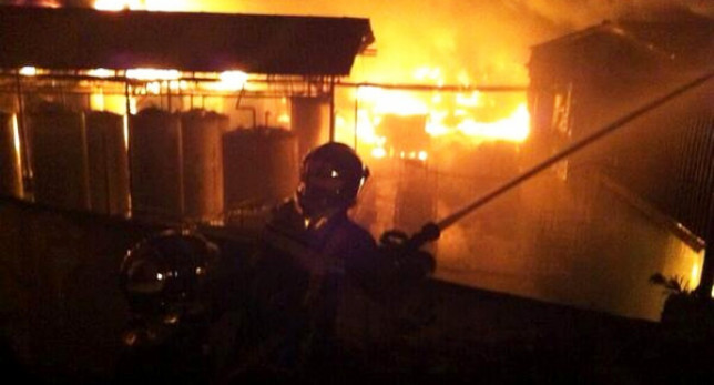 Se incendia una planta de reciclaje de productos químicos en un barrio de Arganda del Rey (Madrid)