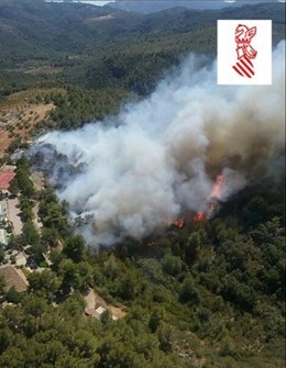 Medios aéreos y terrestres trabajan en la extinción de un incendio forestal en Cabanes