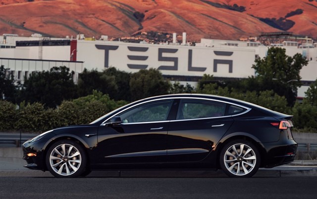 Elon Musk muestra el primer Tesla Model 3 salido de fábrica