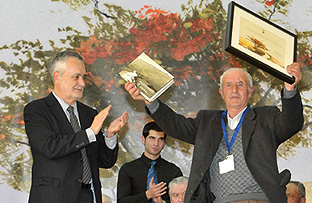 Griñán apuesta por aunar esfuerzos para que el agua siga siendo una fuente de vida y de riqueza