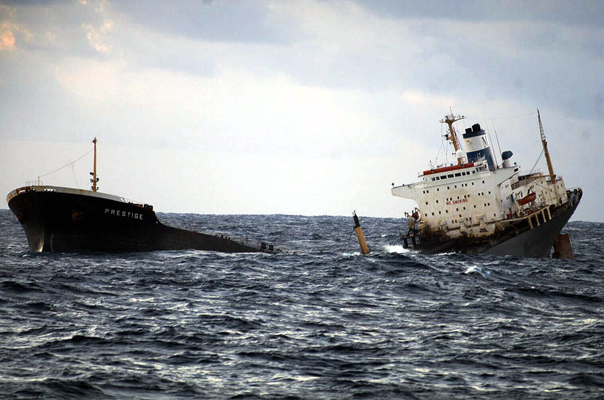 Expertos dudan si fue o no buena decisión alejar al Prestige