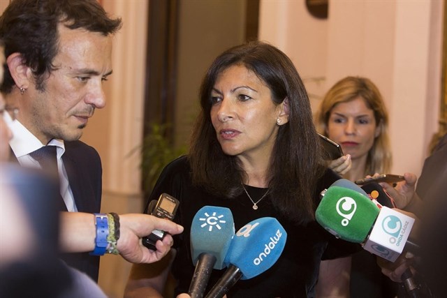 El alcalde de Cádiz y la alcaldesa de París acuerdan colaborar en "eficiencia energética y cambio climático"