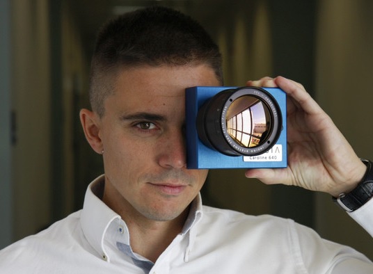 Una cámara infrarroja detecta fugas de gases industriales en tiempo real