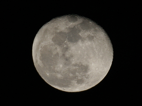 Buscando agua en la Luna y despilfarrándola en la Tierra
