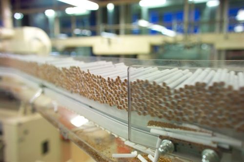 Las tabaqueras empiezan a vender cigarrillos autoextinguibles para adaptarse a una norma europea
