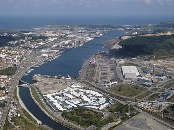 Asturias revisa las autorizaciones ambientales de las industrias cercanas al puerto de Avilés