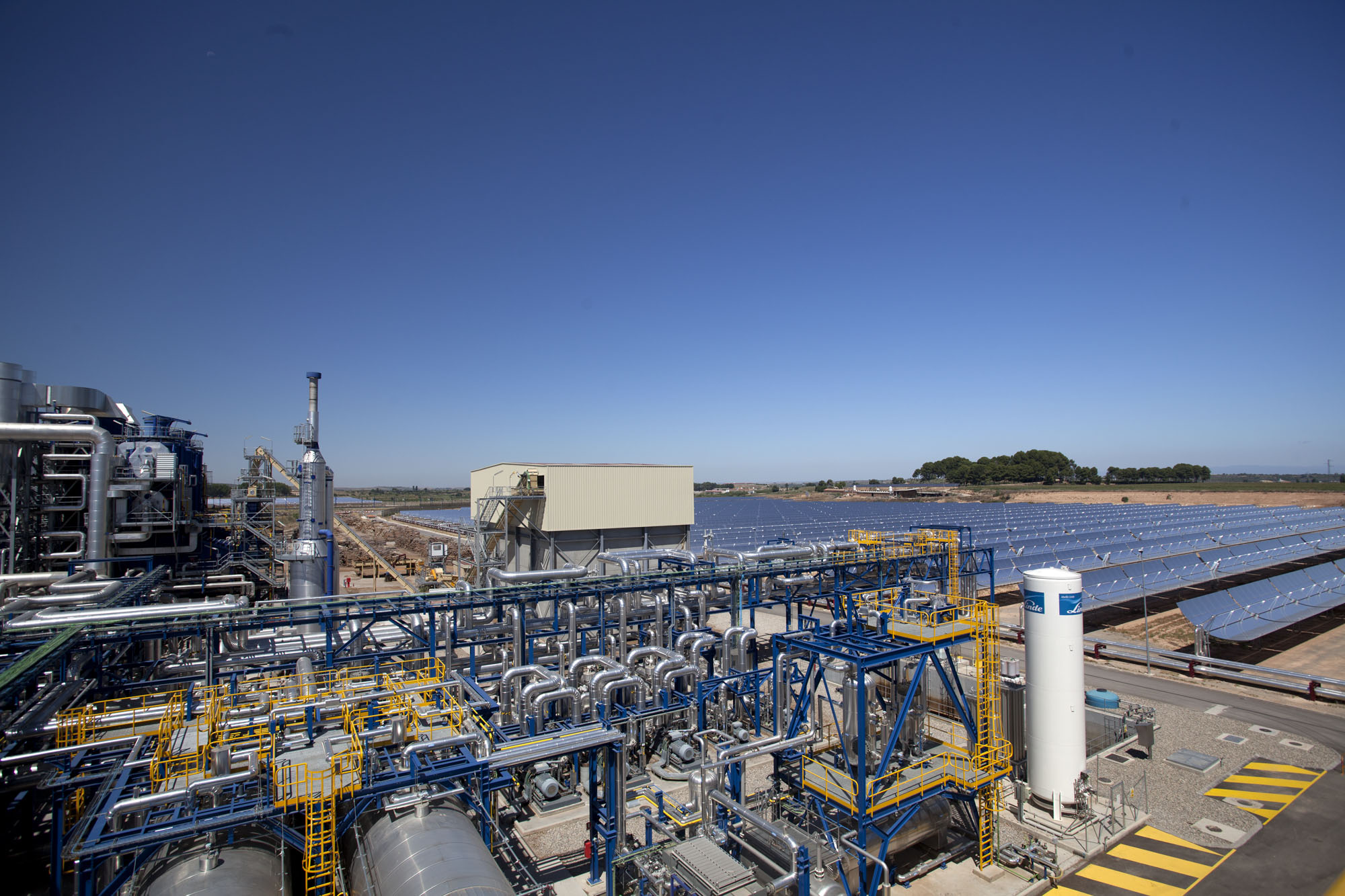 Arranca en Lleida la primera planta del mundo que combina energía solar y biomasa