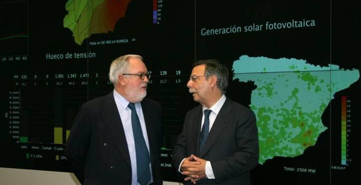 Miguel Arias Cañete visita el Centro de Control de Energías Renovables de Red Eléctrica Española