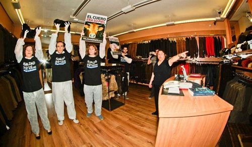 Irrumpen en una peletería de Madrid con los cadáveres de dos visones