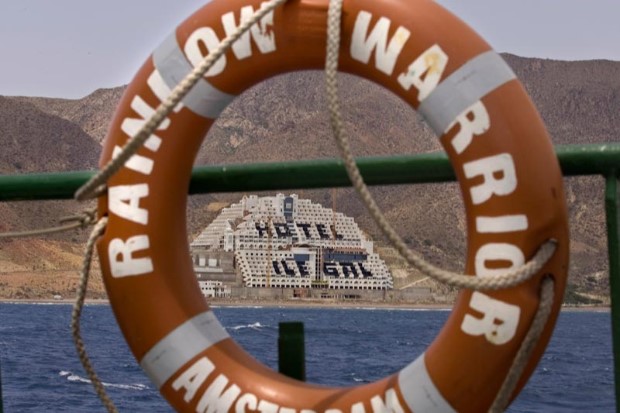 Greenpeace denuncia ocho casos en los que la empresa de El Algarrobico ha ignorado las leyes ambientales y urbanísticas