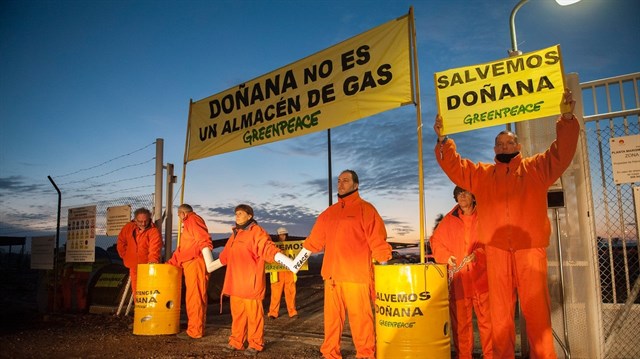 Activistas siguen encadenados a las puertas del proyecto de Gas Natural Fenosa en Doñana
