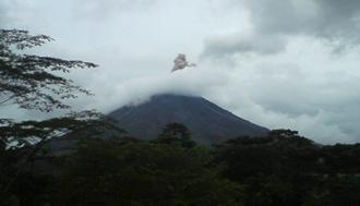 Investigan la deformación de la pared oeste del volcán Arenal