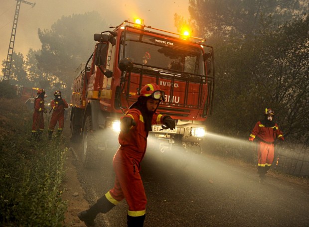 La UME se retira de los incendios de Cortes de Pallás y Andilla
