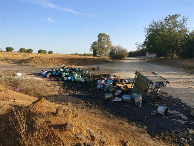 Ecologistas denuncia un vertido de pinturas en un paraje de Alcalá de Guadaíra (Sevilla)