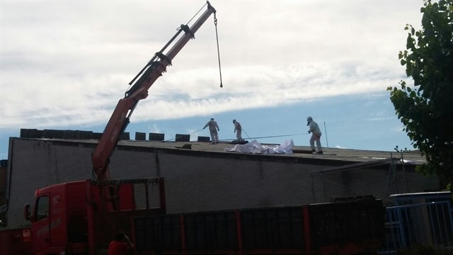 La Comunidad retira el amianto en el tejado del gimnasio del CEIP San Gregorio