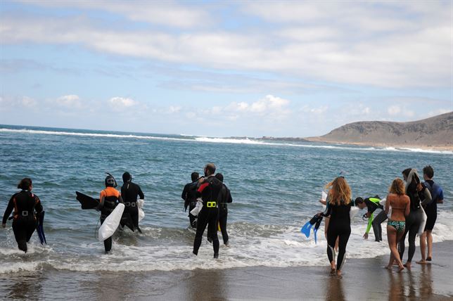 Sacan diez kilos de residuos del fondo de la playa de Las Canteras (Gran Canaria)