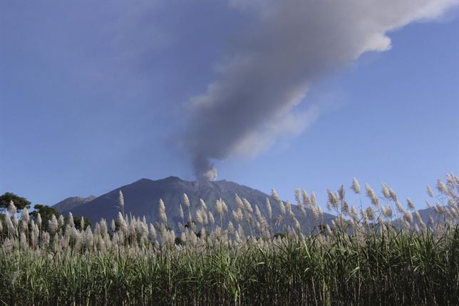 El volcán Raung ‘ruge’ con fuerza