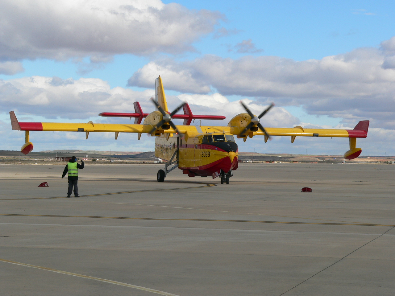 Medio Ambiente defiende la adjudicación del hidroavión Canadair 415