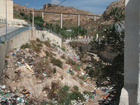 Junta detecta nuevas basuras en el Barranco del Caballar e insta al Ayuntamiento a su limpieza