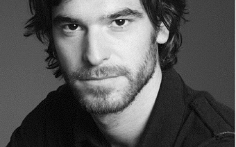 El actor Alfonso Bassave anima a adoptar animales abandonados