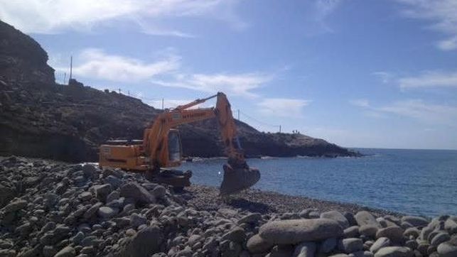 Obras a 300 metros de la playa de Tauro