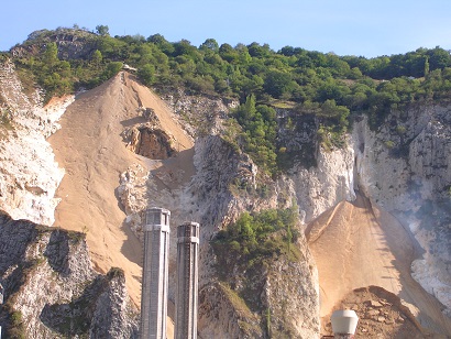 Asturias. Continua el coladero con la cantera de Tudela Veguin en Oviedo