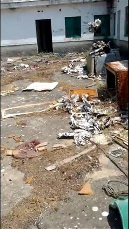 Basura y más basura en un cuartel en pleno Parque de Doñana
