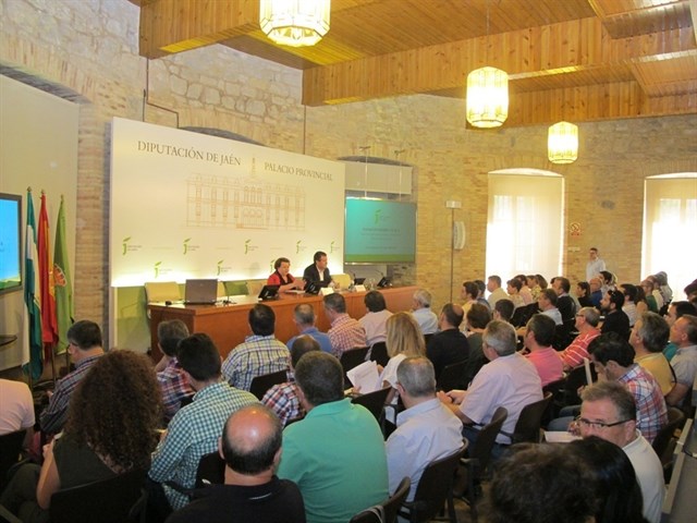 Alcaldes de Jaén conocen los detalles de ayudas europeas para proyectos de economía baja en carbono