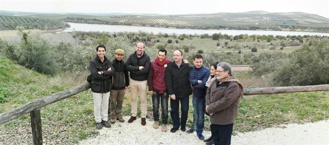 Medio Ambiente y unos 200 escolares realizan una suelta de aves y reforestan las Lagunas del Sur de Córdoba