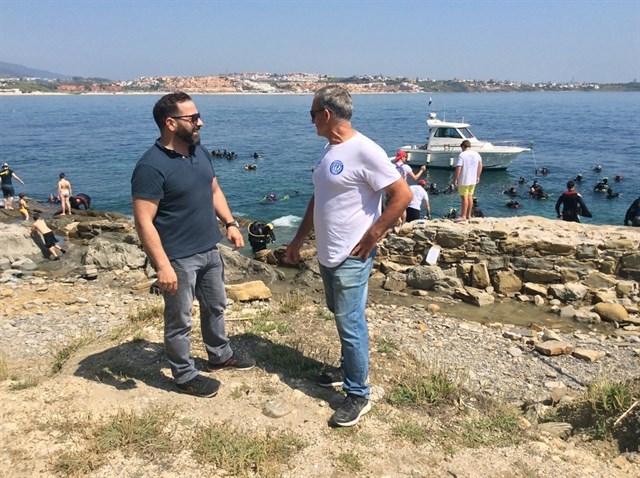 Recogen 240 kilos de plomo y otros metales en una limpieza de fondos marinos en La Ballenera