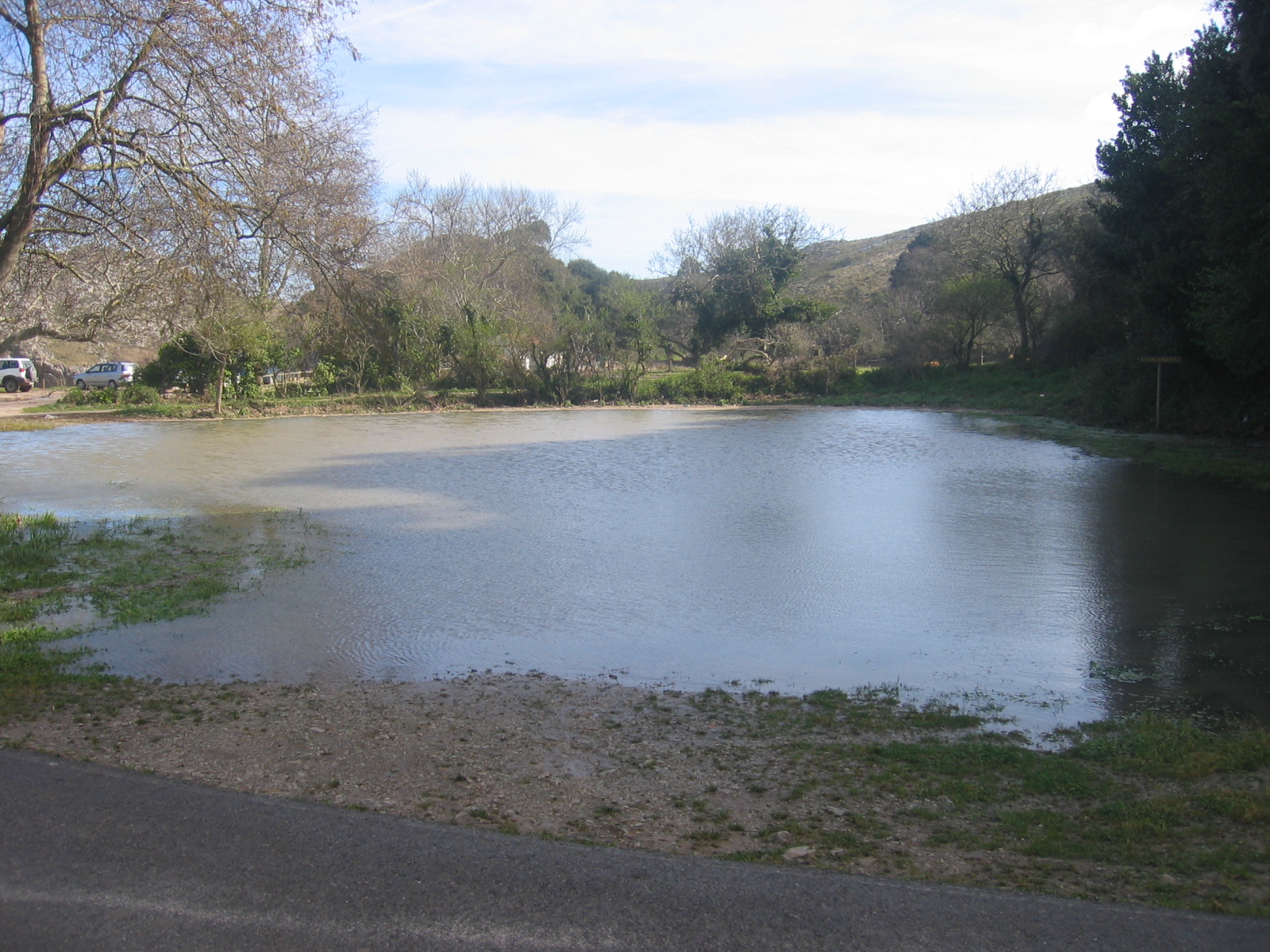 Relleno de aparcamiento en la Playa de Cuevas del Mar-Llanes