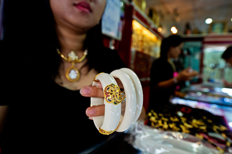 Caída ‘brutal’ del mercado legal de marfil en Bangkok