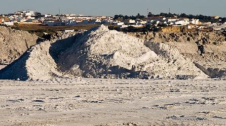 Los fosfoyesos de Fertiberia están contaminando campos de cultivo y aguas del entorno de Doñana