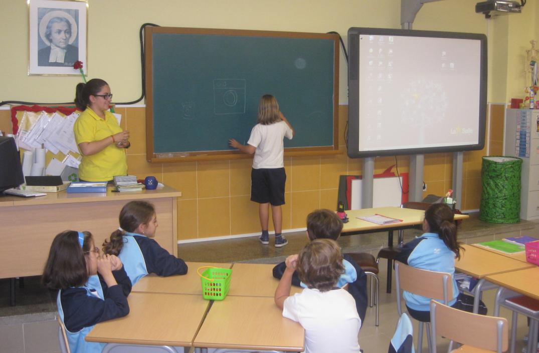 Escolares gallegos de Touro y Val do Dubra aprenden a separar los residuos producidos en sus hogares para que puedan ser reciclados