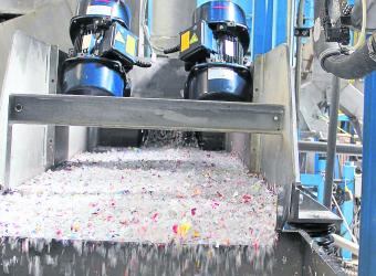 Botellas de plástico se están usando para hacer ropa