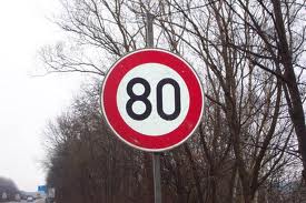 Equo propone reducir la velocidad máxima a 80 km/h en los accesos a entornos urbanos y a 30 en vías urbanas