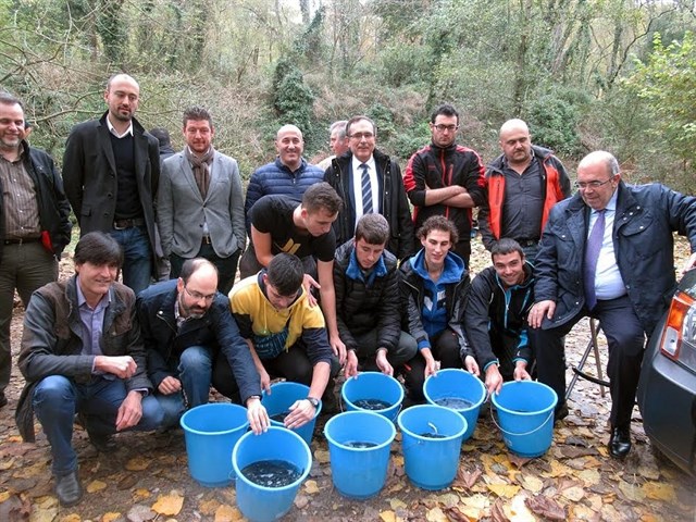 Suelta más de 6.500 salmones para la repoblación de la especie en el Besaya