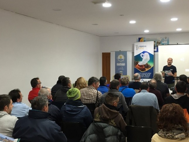 Los pescadores de Gandía se comprometen con la recogida de basuras marinas