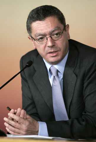 Gallardón insiste en la existencia de una legislación fiscal "equivocada" que "favorece" a los vehículos contaminantes