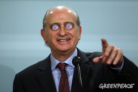 240.000€ de multa a Greenpeace por escalar la Torre del Oro