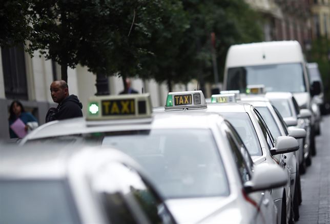 Los taxistas madrileños dicen que ellos sí siguen un plan para reducir las emisiones