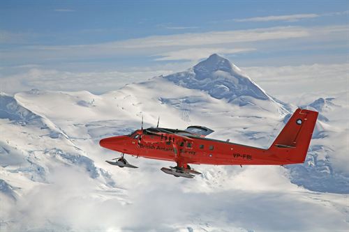 Descubren una erupción volcánica a un kilómetro bajo el hielo de la Antártida